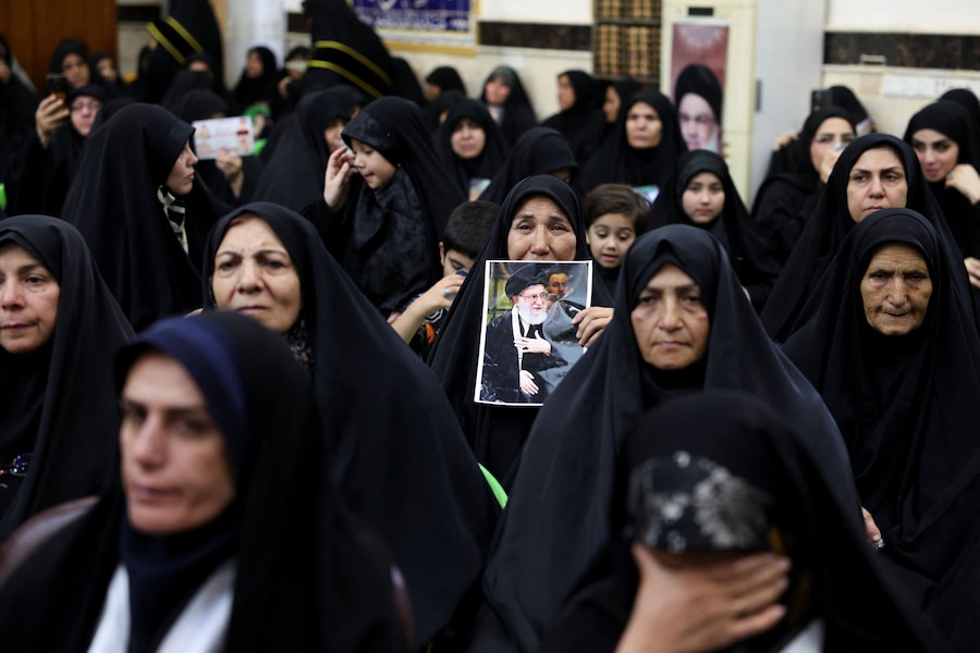 Una donna tiene in mano una foto del defunto leader supremo iraniano, l’ayatollah Ali Khamenei, durante una cerimonia per commemorare i 40 giorni dalla sua sepoltura, a Karbala, in Iraq, il 20 agosto 2026. REUTERS/Ahmed Saad (REUTERS)