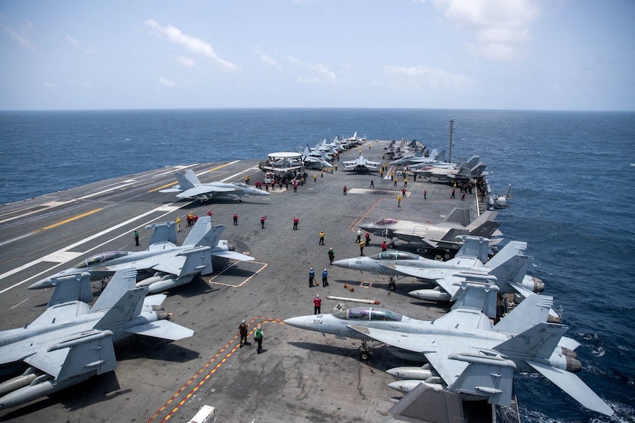 I marinai della Marina degli Stati Uniti sono al lavoro sul ponte di volo della portaerei USS George Washington mentre questa attraversa il Mar Arabico per fornire supporto alle operazioni militari statunitensi nella guerra con l’Iran, il 20 agosto 2026. Marina degli Stati Uniti/Foto fornita tramite REUTERS (via REUTERS)