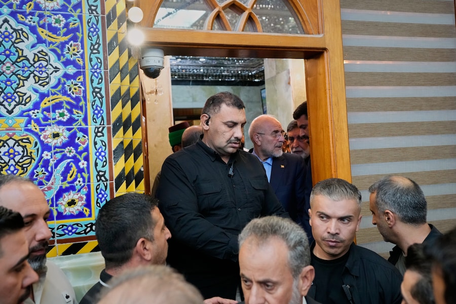 Il presidente del Parlamento iraniano Mohammad Bagher Qalibaf, di centro-destra, arriva per partecipare a una cerimonia commemorativa dei 40 giorni dall’ex leader supremo iraniano Ali Khamenei presso il santuario dell’Imam Abbas a Karbala, in Iraq, giovedì 20 agosto 2026. (Foto AP/Hadi Mizban) (APN)