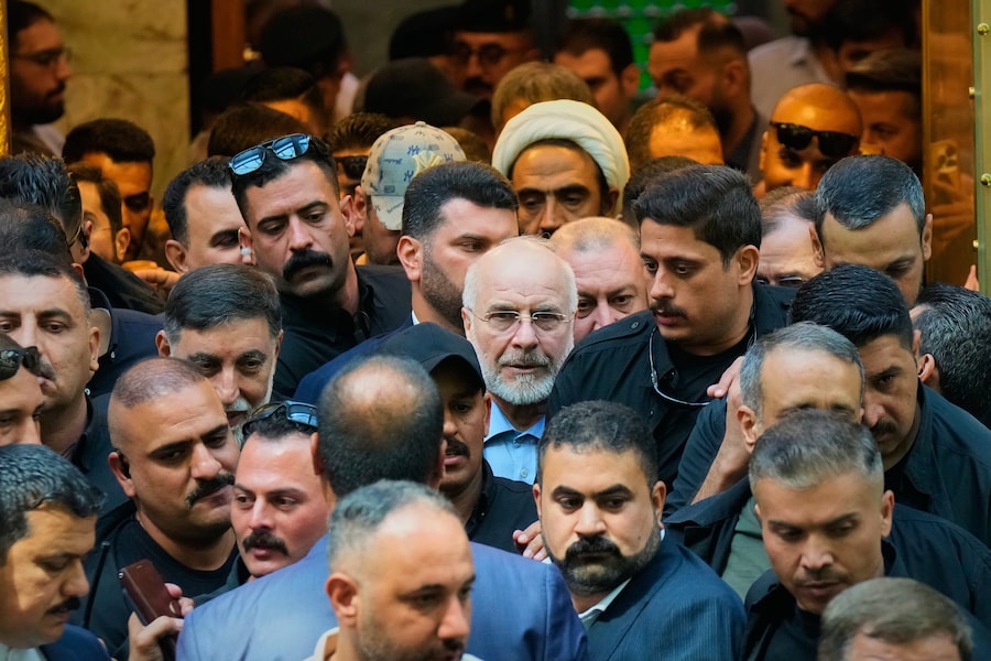 Il presidente del Parlamento iraniano Mohammad Bagher Qalibaf, al centro, arriva per partecipare a una cerimonia commemorativa dei 40 giorni dalla scomparsa del defunto leader supremo iraniano Ali Khamenei presso il santuario dell'Imam Abbas a Karbala, in Iraq, giovedì 20 agosto 2026. (Foto AP/Hadi Mizban) (APN)