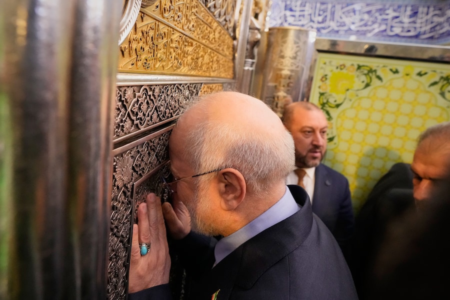 Il presidente del Parlamento iraniano Mohammad Bagher Qalibaf prega durante una cerimonia commemorativa di 40 giorni in onore del defunto leader supremo iraniano Ali Khamenei presso il santuario dell’Imam Abbas a Karbala, in Iraq, giovedì 20 agosto 2026. (Foto AP/Hadi Mizban) (APN)
