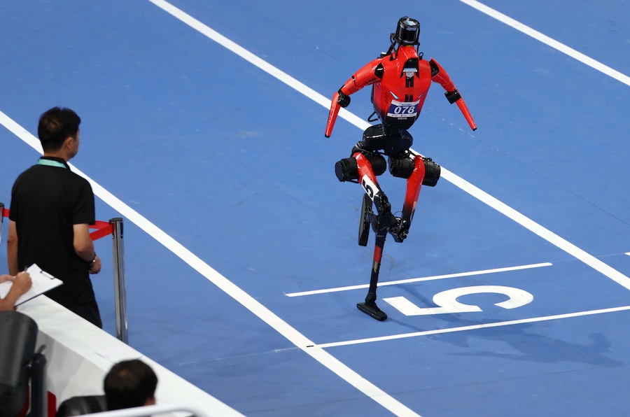 Cina - 23/08/2026 World Humanoid Robot Games Giochi mondiali dei robot umanoidi nella foto Il robot "Wind-Fire Lightning" gareggia durante la finale dei 1500 metri ai secondi World Humanoid Robot Games a Pechino - Italy Photo Press (16878)