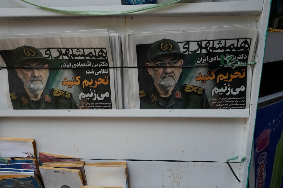Il quotidiano iraniano Hamshahri è esposto in un'edicola con il titolo in farsi: "La dottrina economica dell'Iran è stata militarizzata", e un'immagine del segretario del Consiglio Supremo di Sicurezza Nazionale del Paese, Mohsen Rezaei, nel centro di Teheran, in Iran, lunedì 24 agosto 2026. (Foto AP/Vahid Salemi) (APN)