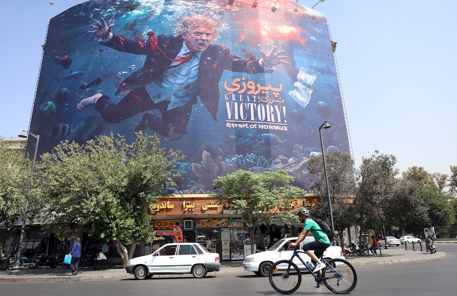 Cartellone pubblicitario anti-USA raffigurante il presidente degli Stati Uniti Donald Trump nella zona sud di Teheran, in Iran, il 24 agosto 2026. EPA/ABEDIN (EPA)