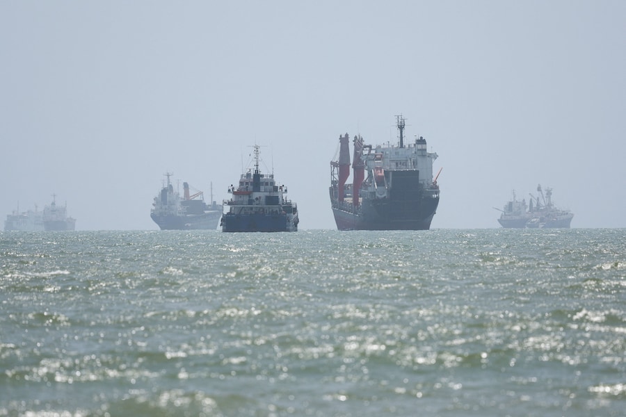 Navi nello Stretto di Ormuz sono visibili nei pressi della spiaggia di Bandar Abbas, in Iran, il 25 agosto 2026. Majid Asgaripour/WANA (via REUTERS)