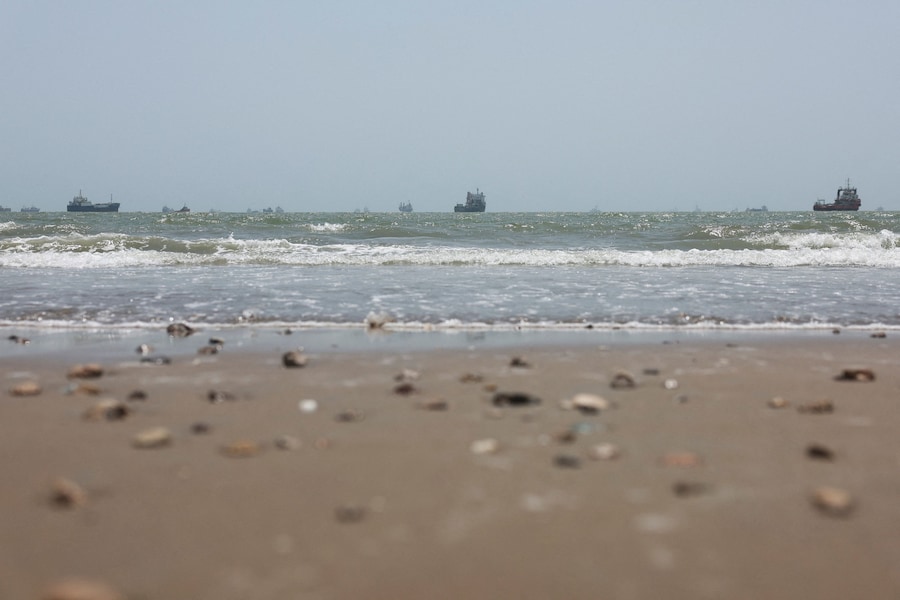 Navi nello Stretto di Hormuz visibili nei pressi della spiaggia di Bandar Abbas, in Iran, il 25 agosto 2026. Majid Asgaripour/WANA (via REUTERS)