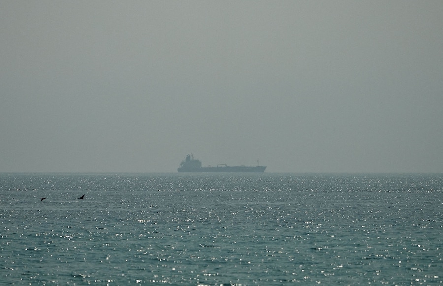 La petroliera Al Shaffiah naviga in mare al largo delle coste dell'Oman, vista da Musandam, Oman, il 26 giugno 2026. REUTERS/Stringer/Foto d'archivio (REUTERS)