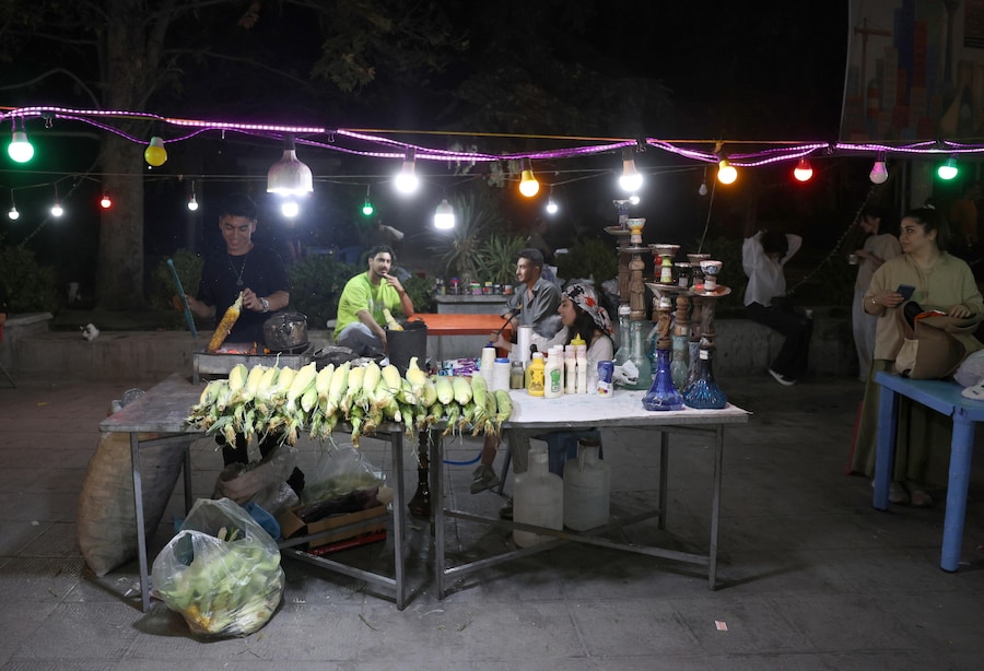 Un venditore ambulante iraniano prepara il bilal (mais alla griglia) presso una bancarella in un mercato nel centro di Teheran, in Iran, il 26 agosto 2026. EPA/ABEDIN TAHERKENAREH (EPA)