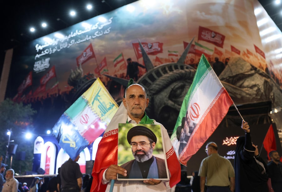 Un uomo iraniano tiene in mano un ritratto della Guida Suprema, l’Ayatollah Mojtaba Khamenei, durante una manifestazione notturna contro gli Stati Uniti a Teheran, in Iran, il 26 agosto 2026, in seguito all’annuncio da parte di Washington di nuove sanzioni. EPA/ABEDIN TAHERKENAREH (EPA)