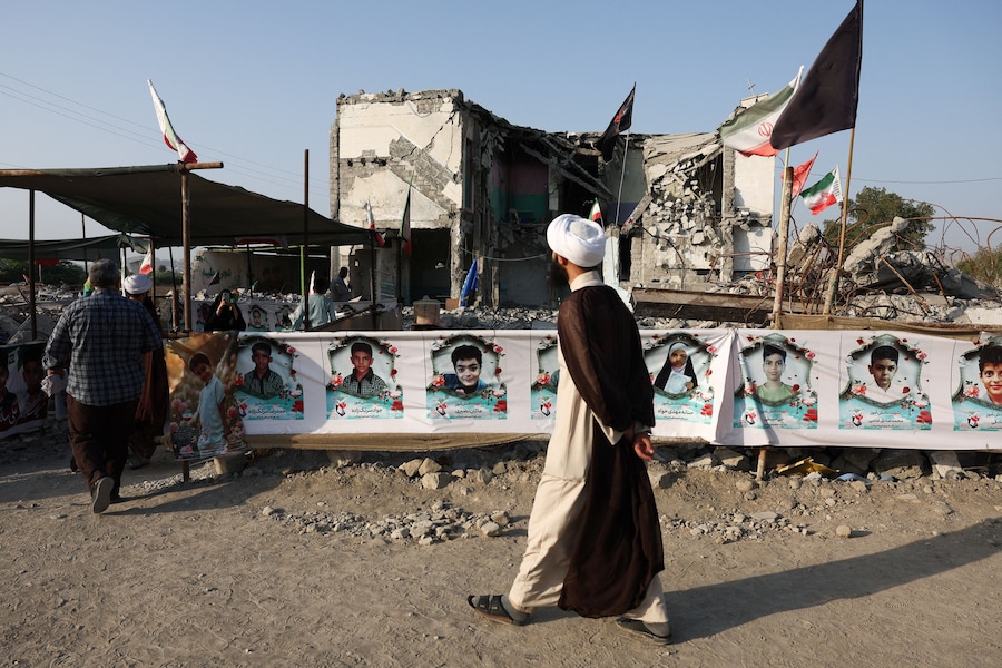 Il 27 agosto 2026, alcune persone visitano la scuola di Minab, danneggiata da un attacco il 28 febbraio, a Minab, in Iran. Majid Asgaripour/WANA (West Asia News Agency) via REUTERS (via REUTERS)