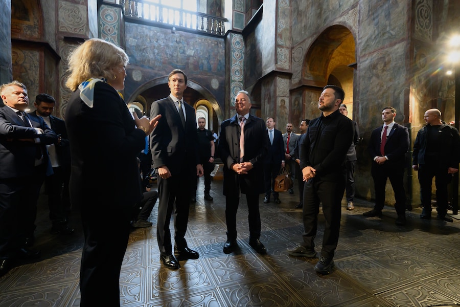 In questa foto fornita dall’Ufficio Stampa della Presidenza ucraina, il presidente ucraino Volodymyr Zelenskyy, a destra, e gli inviati del presidente degli Stati Uniti Donald Trump, Jared Kushner e Steve Witkoff, al centro, visitano la Cattedrale di Santa Sofia prima dei colloqui a Kiev, in Ucraina, domenica 6 settembre 2026. (Ufficio stampa presidenziale ucraino via AP) Associated Press/ LaPresse Solo Italia e Spagna (APN)