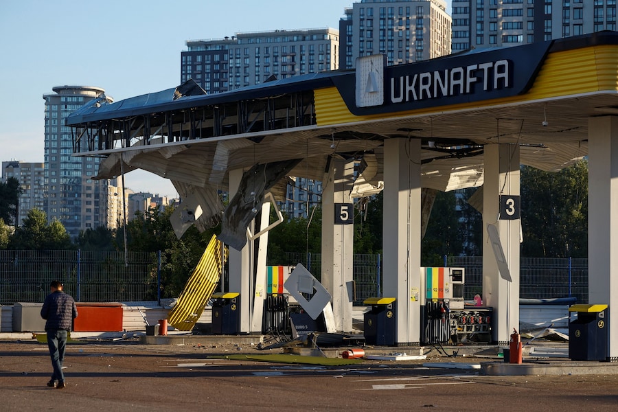 Un dipendente ispeziona il luogo in cui si trova una stazione di servizio colpita da un attacco con droni russi, nel contesto dell'offensiva russa contro l'Ucraina, a Kiev, Ucraina, il 15 settembre 2026. REUTERS/Valentyn Ogirenko (REUTERS)