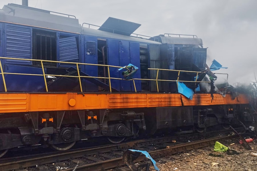 In questa foto fornita dall’ufficio stampa della compagnia ferroviaria ucraina Ukrzaliznytsia, si vede una locomotiva danneggiata da un attacco con droni russi alla stazione ferroviaria di Yahodyn, vicino al confine tra Ucraina e Polonia, domenica 13 settembre 2026. (Ufficio stampa della compagnia ferroviaria ucraina Ukrzaliznytsia tramite AP) (APN)