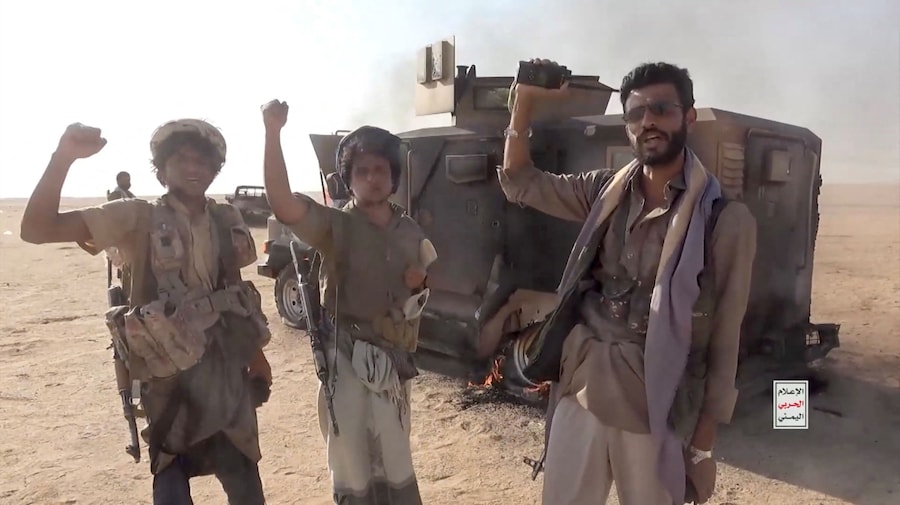 Combattenti houthi, alleati dell’Iran, posano accanto a un veicolo distrutto a seguito di quello che la fonte ha descritto come un attacco contro le forze sostenute dall’Arabia Saudita nella località indicata dalla fonte come il governatorato di al Jawf, nello Yemen, in questo screenshot tratto da un video diffuso dall’Houthi Military Media il 15 settembre 2026. HOUTHI MILITARY MEDIA/Immagine fornita tramite REUTERS. (via REUTERS)
