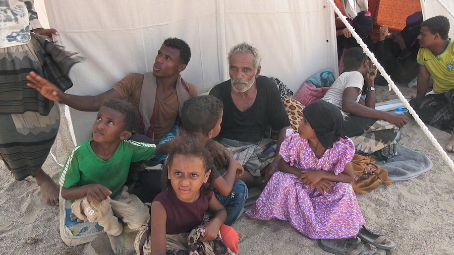 Muhammad Aiyash, fuggito con i suoi tre figli dopo che sua moglie è stata uccisa da un attacco con droni nella città portuale di Mocha, sul Mar Rosso, nello Yemen. REUTERS/Stringer (REUTERS)
