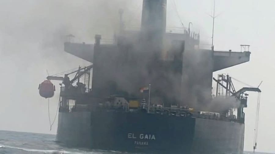 Un fotogramma tratto da un video diffuso il 15 settembre 2026, che mostrerebbe la petroliera "El Gaia", battente bandiera panamense, danneggiata a seguito di un incidente nello Stretto di Ormuz. La Guardia Rivoluzionaria iraniana ha affermato che la petroliera è stata colpita da mine marine mentre attraversava una zona vietata a sud dello Stretto di Hormuz, un'affermazione contestata dall’esercito statunitense, secondo cui la nave sarebbe stata colpita da un missile iraniano «il mese scorso e resa inoperativa». IRIB/Materiale fornito tramite REUTERS. (via REUTERS)