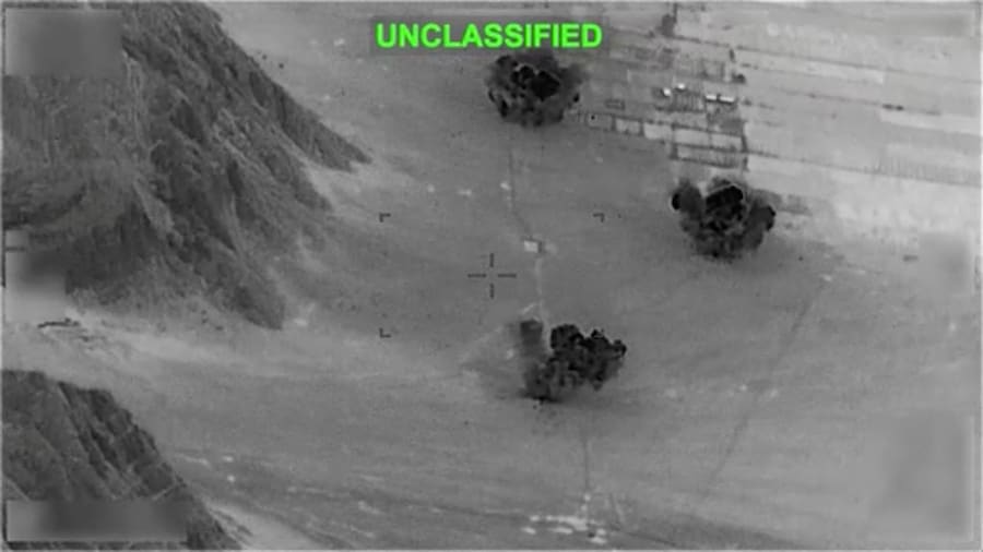 In questa immagine tratta da un video diffuso il 15 settembre 2026 si vedono delle esplosioni durante quella che viene definita l’operazione di salvataggio di un aviatore statunitense rimasto bloccato in Iran dopo l’abbattimento di un jet F-15, nel contesto del conflitto tra Stati Uniti, Israele e Iran, in una località non specificata. DVIDS/Materiale fornito tramite REUTERS (via REUTERS)