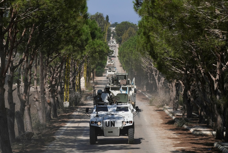 Un convoglio della Forza provvisoria delle Nazioni Unite in Libano (UNIFIL) percorre la strada in prossimità delle zone occupate dalle forze israeliane in direzione di Rmeich (Reuters)
