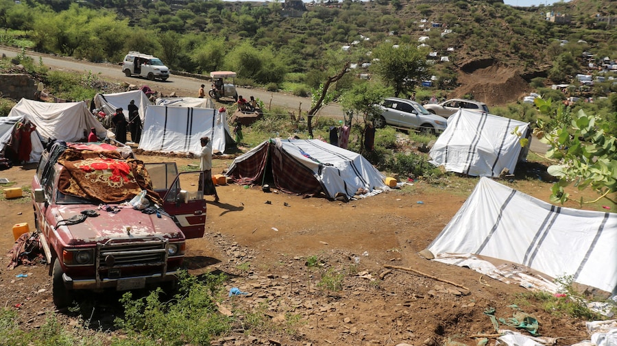 Un uomo cammina in un accampamento di fortuna per sfollati a causa degli scontri tra i combattenti Houthi, alleati dell’Iran, e le forze governative yemenite sostenute dall’Arabia Saudita, nella provincia di Taiz, in Yemen (Reuters)