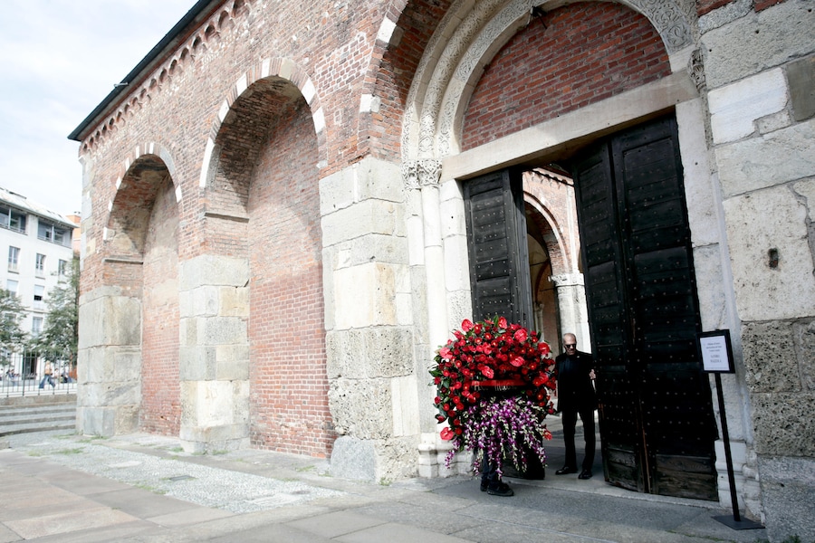 Tifosi dell'Inter fermi intorno alla Basilica di Sant’Ambrogio per dare l'ultimo saluto al giocatore Sandro Mazzola. Milano, 21 settembre 2026. ANSA/MOURAD BALTI TOUATI // Inter fans gathered around the Basilica of Sant'Ambrogio to pay their final respects to player Sandro Mazzola. Milan, September 21, 2026. ANSA/MOURAD BALTI TOUATI // (ANSA)
