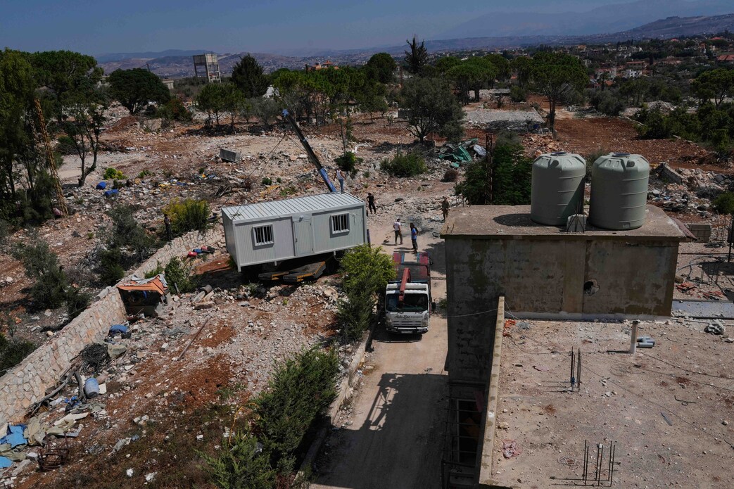 A Zawtar al-Gharbieh, nel Libano meridionale, alcuni operai hanno allestito un alloggio prefabbricato per ospitare le famiglie le cui case sono state distrutte nei combattimenti tra Hezbollah e Israele. (Foto AP/Mohammed Zaatari) (APN)