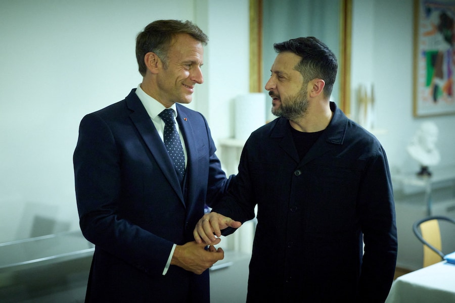 Il presidente ucraino Volodymyr Zelensky e il presidente francese Emmanuel Macron conversano durante un incontro a New York City (via Reuters)