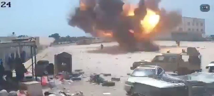 In questa immagine tratta da un video pubblicato sui social media si vedono fiamme e fumo che si levano in seguito a un’esplosione durante un attacco a un mercato di Al Hajaf, nella provincia di Lahij, nello Yemen. (Social media via Reuters)