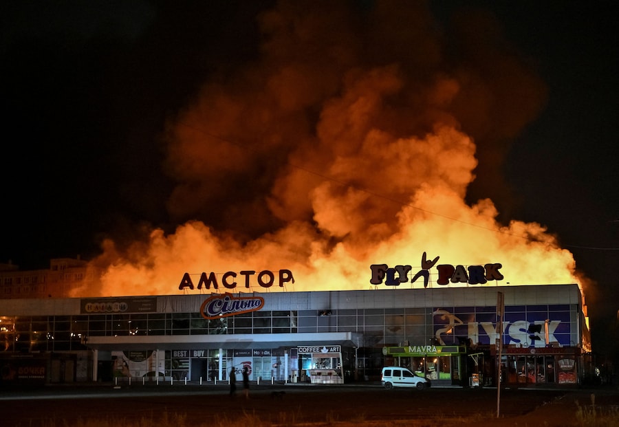 Un centro commerciale colpito da un attacco con droni russi (Reuters)