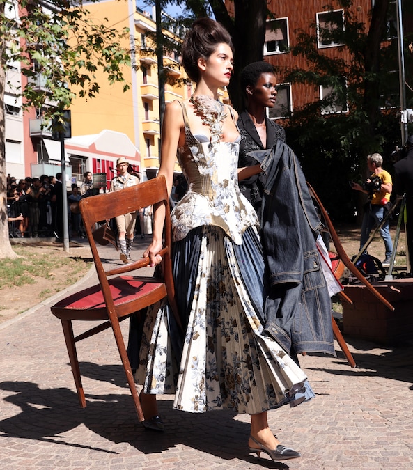 Una modella sfoggia un modello della collezione donna primavera/estate 2027 della casa di moda italiana Antonio Marras durante la Settimana della Moda di Milano, a Milano, Italia, il 22 settembre 2026. La Settimana della Moda di Milano si svolge dal 22 al 28 settembre 2026. ANSA / MATTEO BAZZI (ANSA)