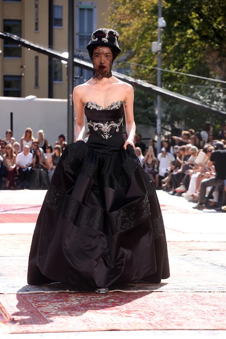 Una modella sfoggia un capo della collezione donna primavera/estate 2027 della casa di moda italiana Antonio Marras durante la Milano Fashion Week, a Milano, Italia, il 22 settembre 2026. La Settimana della Moda di Milano si svolge dal 22 al 28 settembre 2026. ANSA / MATTEO BAZZI (ANSA)