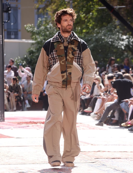 Una modella sfoggia una creazione della collezione donna primavera/estate 2027 della casa di moda italiana Antonio Marras durante la Milano Fashion Week, a Milano, Italia, il 22 settembre 2026. La Settimana della Moda di Milano si svolge dal 22 al 28 settembre 2026. ANSA / MATTEO BAZZI (ANSA)
