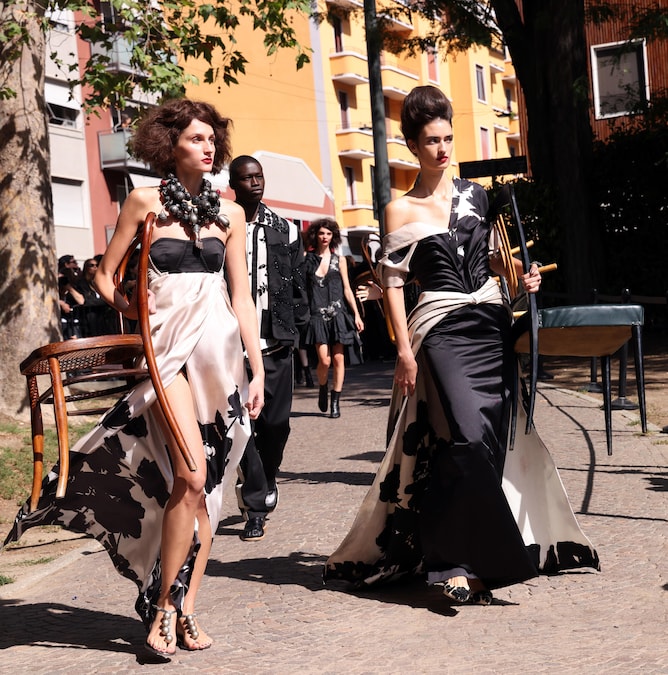 Le modelle sfoggiano le creazioni della collezione donna primavera/estate 2027 della casa di moda italiana Antonio Marras durante la Settimana della Moda di Milano, a Milano, Italia, il 22 settembre 2026. La Settimana della Moda di Milano si svolge dal 22 al 28 settembre 2026. ANSA / MATTEO BAZZI (ANSA)