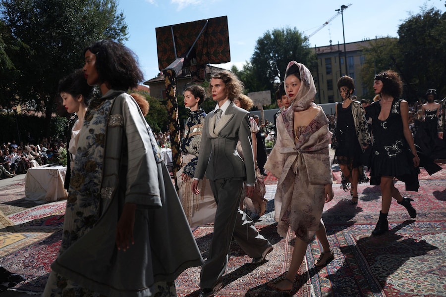 Le modelle sfoggiano le creazioni della collezione Primavera/Estate 2027 di Antonio Marras durante la Settimana della Moda di Milano, in Italia, il 23 settembre 2026. REUTERS/Claudia Greco (REUTERS)