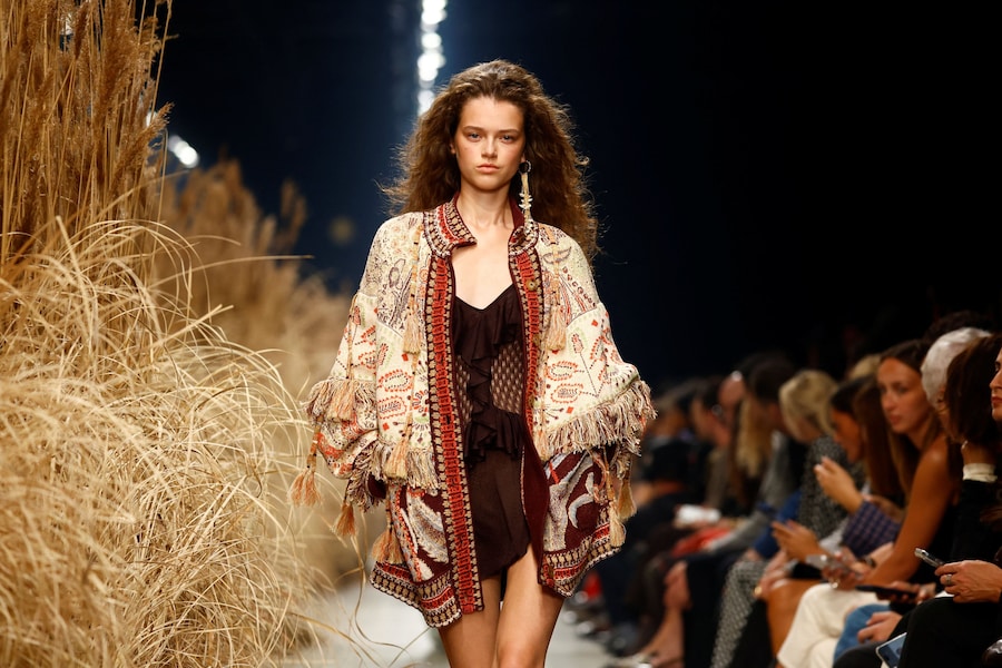 Una modella sfoggia un modello della collezione primavera/estate 2027 di Etro durante la Settimana della Moda di Milano, in Italia, il 23 settembre 2026. Foto scattata con tempo di posa prolungato. REUTERS/Alessandro Garofalo (REUTERS)