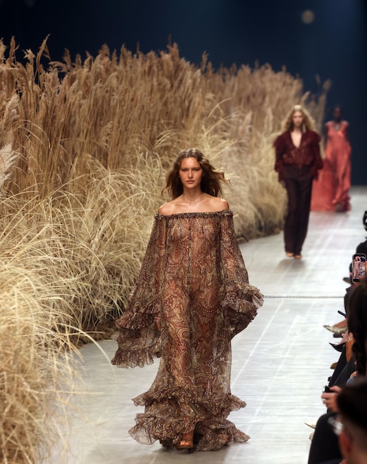 Una modella sfoggia un capo della collezione donna primavera/estate 2027 della casa di moda italiana Etro durante la Settimana della Moda di Milano, a Milano, Italia, il 22 settembre 2026. La Settimana della Moda di Milano si svolge dal 22 al 28 settembre 2026. ANSA / MATTEO BAZZI (ANSA)