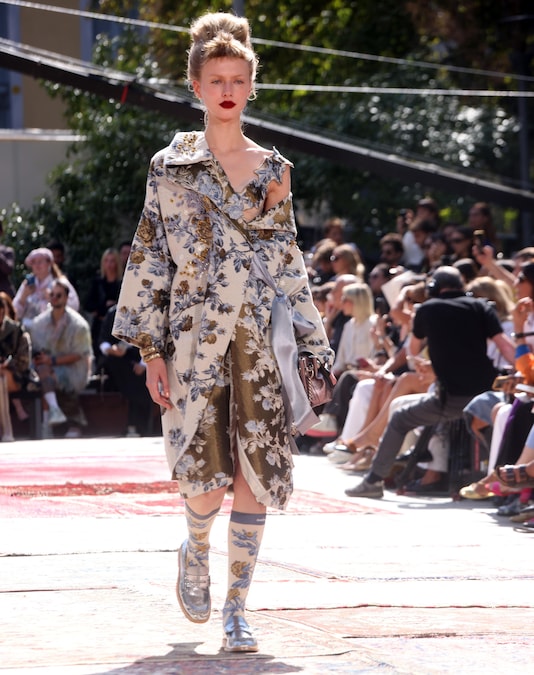 Una modella sfoggia una creazione della collezione donna primavera/estate 2027 della casa di moda italiana Antonio Marras durante la Settimana della Moda di Milano, a Milano, Italia, il 22 settembre 2026. La Settimana della Moda di Milano si svolge dal 22 al 28 settembre 2026. ANSA / MATTEO BAZZI (ANSA)