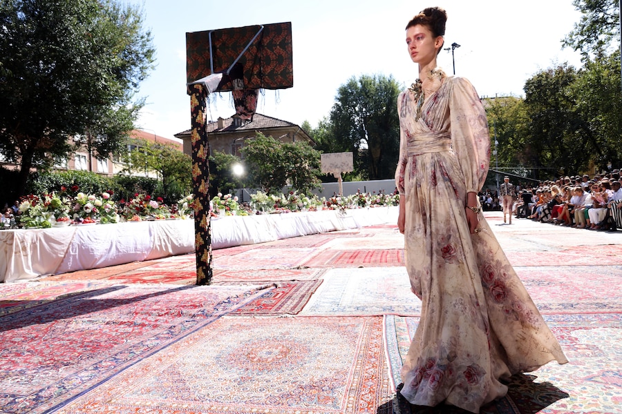 Una modella sfoggia una creazione della collezione donna primavera/estate 2027 della casa di moda italiana Antonio Marras durante la Settimana della Moda di Milano, a Milano, Italia, il 22 settembre 2026. La Settimana della Moda di Milano si svolge dal 22 al 28 settembre 2026. ANSA / MATTEO BAZZI (ANSA)