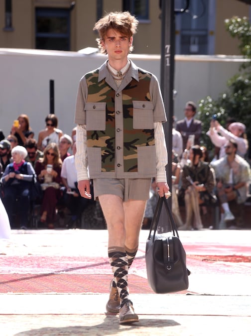 Una modella sfoggia una creazione della collezione donna primavera/estate 2027 della casa di moda italiana Antonio Marras durante la Settimana della Moda di Milano, a Milano, Italia, il 22 settembre 2026. La Settimana della Moda di Milano si svolge dal 22 al 28 settembre 2026. ANSA / MATTEO BAZZI (ANSA)