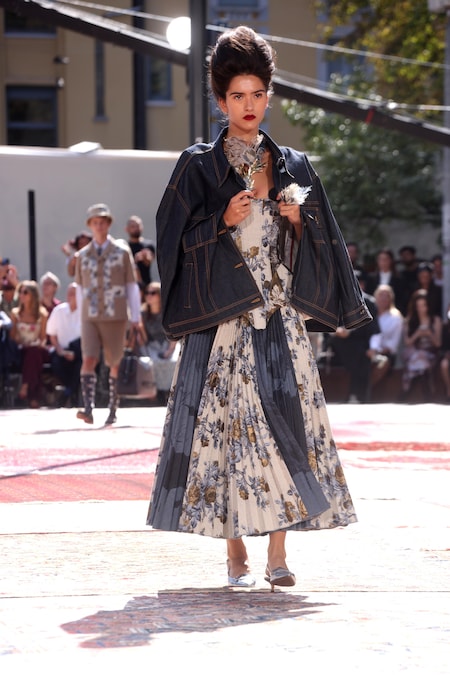 Una modella sfoggia una creazione della collezione donna primavera/estate 2027 della casa di moda italiana Antonio Marras durante la Milano Fashion Week, a Milano, Italia, il 22 settembre 2026. La Settimana della Moda di Milano si svolge dal 22 al 28 settembre 2026. ANSA / MATTEO BAZZI (ANSA)