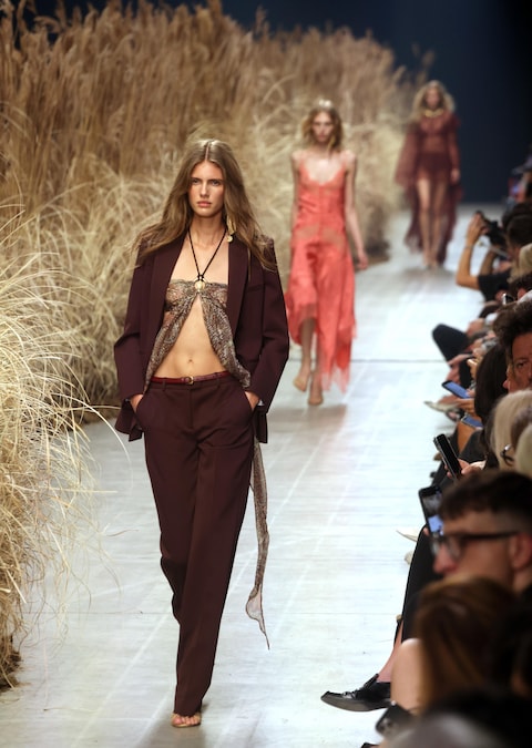 Una modella sfoggia un capo della collezione donna primavera/estate 2027 della casa di moda italiana Etro durante la Settimana della Moda di Milano, a Milano, Italia, il 22 settembre 2026. La Settimana della Moda di Milano si svolge dal 22 al 28 settembre 2026. ANSA / MATTEO BAZZI (ANSA)