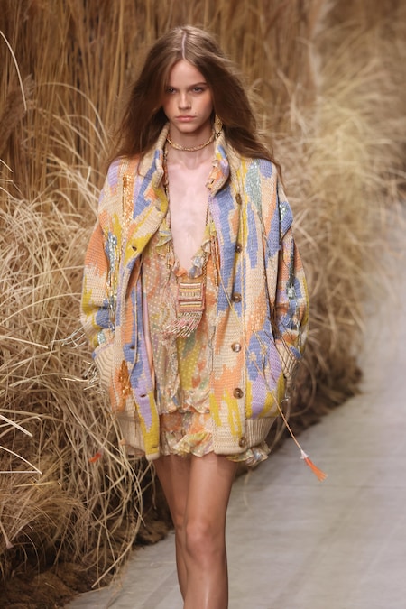 Una modella sfoggia un capo della collezione donna primavera/estate 2027 della casa di moda italiana Etro durante la Settimana della Moda di Milano, a Milano, Italia, il 22 settembre 2026. La Settimana della Moda di Milano si svolge dal 22 al 28 settembre 2026. ANSA / MATTEO BAZZI (ANSA)