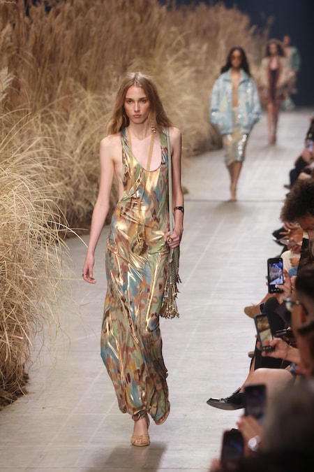 Una modella sfoggia un capo della collezione donna primavera/estate 2027 della casa di moda italiana Etro durante la Settimana della Moda di Milano, a Milano, Italia, il 22 settembre 2026. La Settimana della Moda di Milano si svolge dal 22 al 28 settembre 2026. ANSA / MATTEO BAZZI (ANSA)