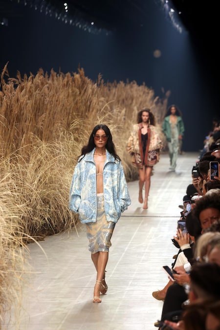 Una modella sfoggia un capo della collezione donna primavera/estate 2027 della casa di moda italiana Etro durante la Settimana della Moda di Milano, a Milano, Italia, il 22 settembre 2026. La Settimana della Moda di Milano si svolge dal 22 al 28 settembre 2026. ANSA / MATTEO BAZZI (ANSA)