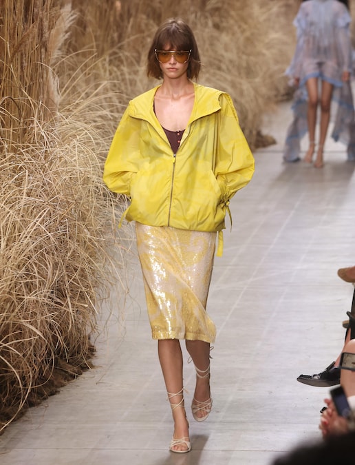 Una modella sfoggia un capo della collezione donna primavera/estate 2027 della casa di moda italiana Etro durante la Settimana della Moda di Milano, a Milano, Italia, il 22 settembre 2026. La Settimana della Moda di Milano si svolge dal 22 al 28 settembre 2026. ANSA / MATTEO BAZZI (ANSA)