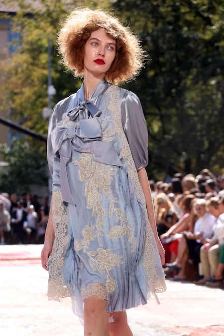 Una modella sfoggia una creazione della collezione donna primavera/estate 2027 della casa di moda italiana Antonio Marras durante la Settimana della Moda di Milano, a Milano, Italia, il 22 settembre 2026. La Settimana della Moda di Milano si svolge dal 22 al 28 settembre 2026. ANSA / MATTEO BAZZI (ANSA)