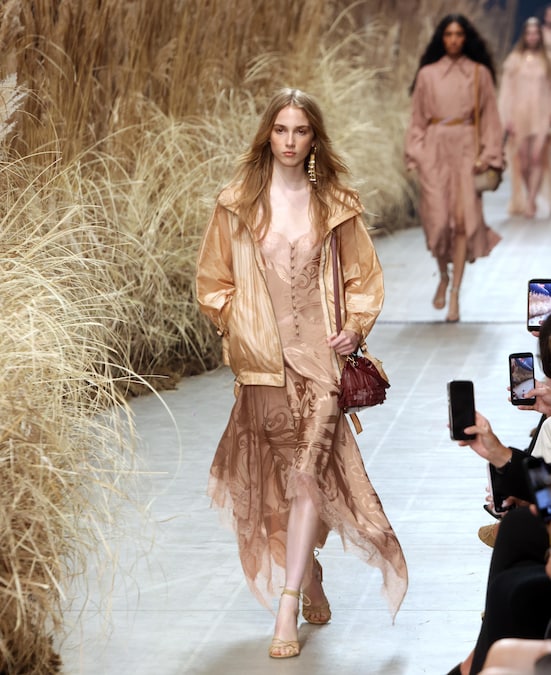 Una modella sfoggia un capo della collezione donna primavera/estate 2027 della casa di moda italiana Etro durante la Settimana della Moda di Milano, a Milano, Italia, il 22 settembre 2026. La Settimana della Moda di Milano si svolge dal 22 al 28 settembre 2026. ANSA / MATTEO BAZZI (ANSA)