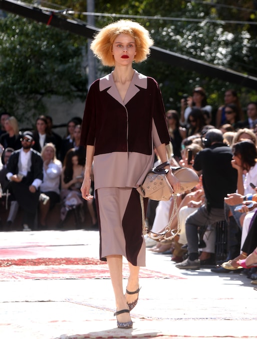 Una modella sfoggia una creazione della collezione donna primavera/estate 2027 della casa di moda italiana Antonio Marras durante la Settimana della Moda di Milano, a Milano, Italia, il 22 settembre 2026. La Settimana della Moda di Milano si svolge dal 22 al 28 settembre 2026. ANSA / MATTEO BAZZI (ANSA)