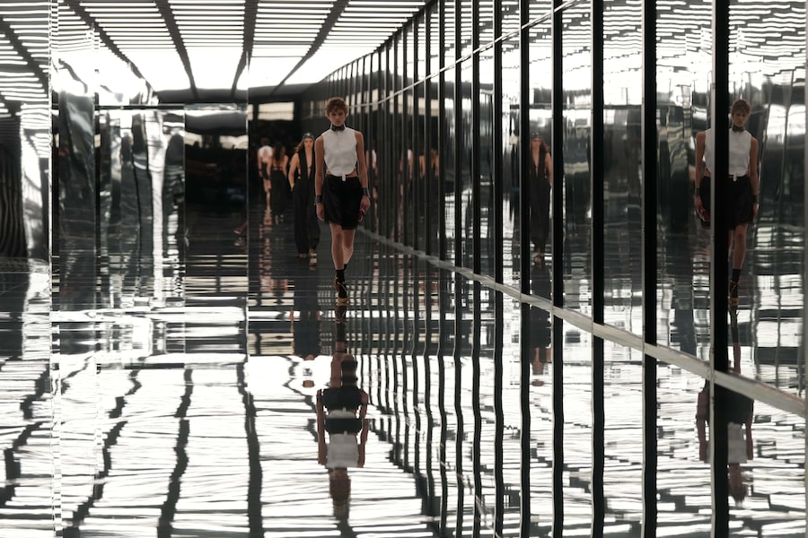 Una modella indossa un modello della collezione donna Fendi Primavera/Estate 2027 presentata a Milano, in Italia, mercoledì 23 settembre 2026. (AP Photo/Antonio Calanni) Associated Press / LaPresse Solo Italia e Spagna (APN)