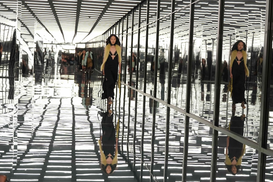 Una modella indossa una creazione della collezione donna Fendi Primavera/Estate 2027 presentata a Milano, in Italia, mercoledì 23 settembre 2026. (AP Photo/Antonio Calanni) Associated Press / LaPresse Solo Italia e Spagna (APN)