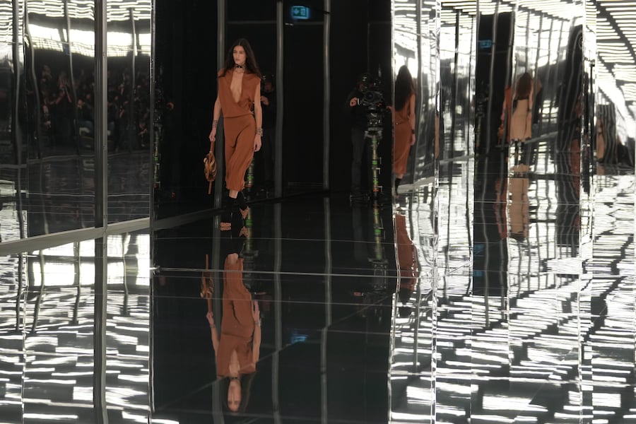 Una modella indossa una creazione della collezione donna Fendi Primavera/Estate 2027, presentata a Milano, in Italia, mercoledì 23 settembre 2026. (AP Photo/Antonio Calanni) Associated Press / LaPresse Solo Italia e Spagna (APN)
